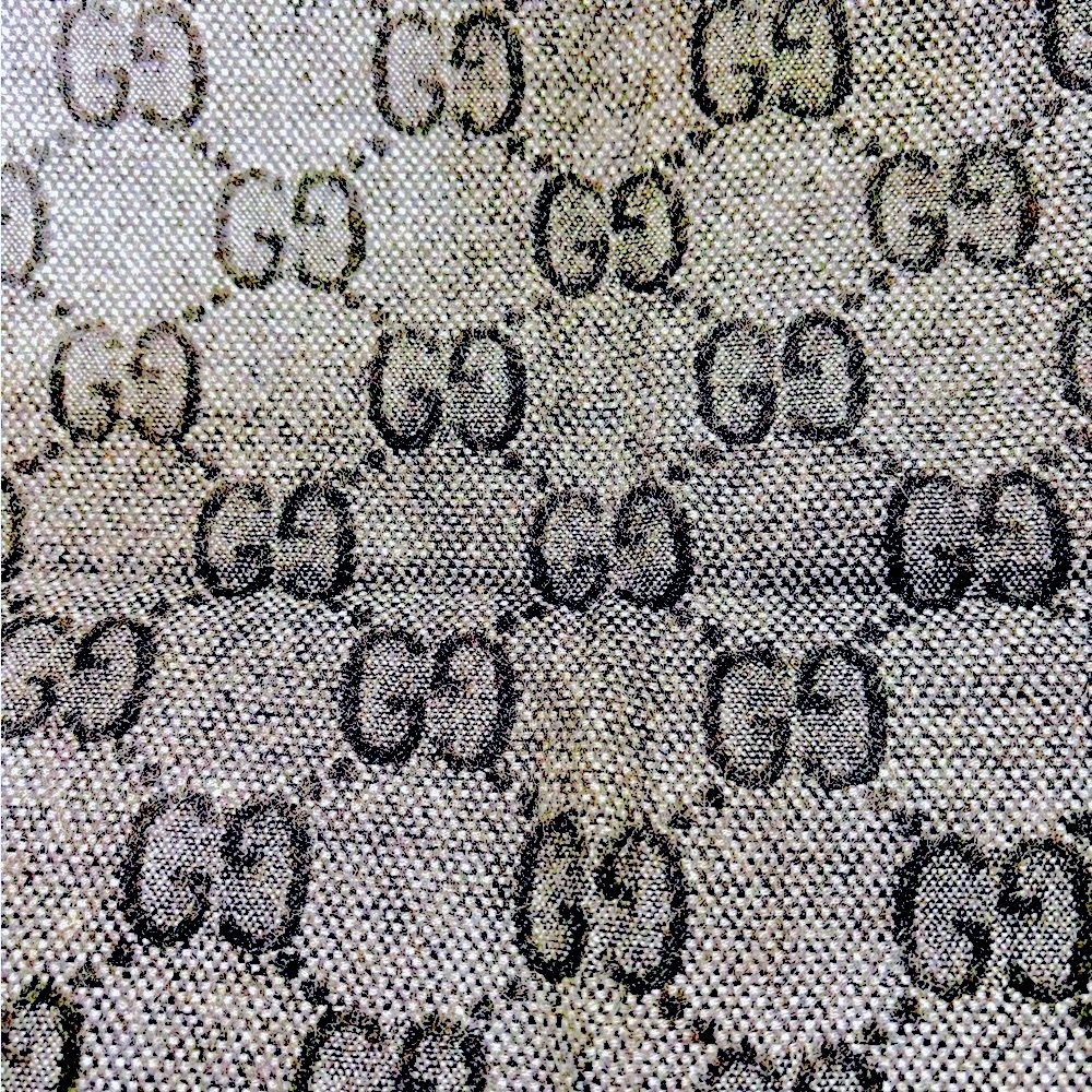 GUCCI Scarf! NEW! GG Pattern in REVERSABLE colors, the size is 34 x 194cm.
